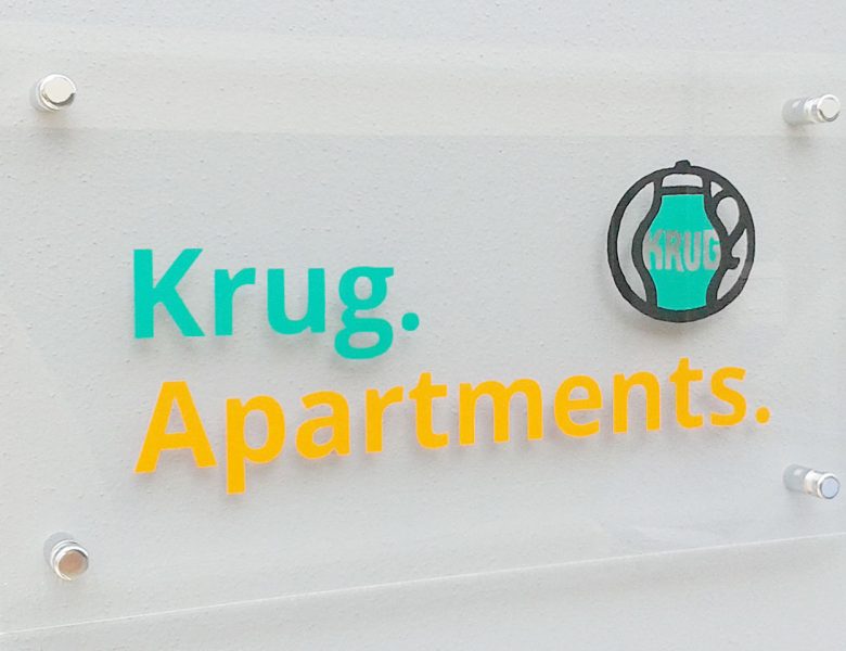 Raithel Werbetechnik und Textildruck - Krug Apartments - Acrylschild