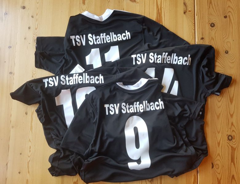 Raithel Werbetechnik und Textildruck - TSV Staffelbach - Trikot bedrucken - Sponsorenwerbung - Plottergeschnittene Transferfolie