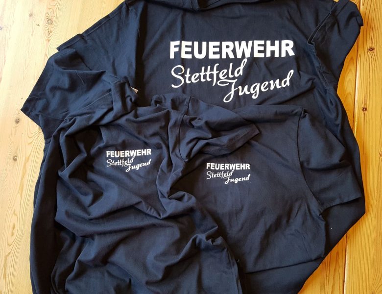 Raithel Werbetechnik und Textildruck - FFW Stettfeld - Abteilung Jugendfeuerwehr - T-Shirts im Siebdruck veredeld.