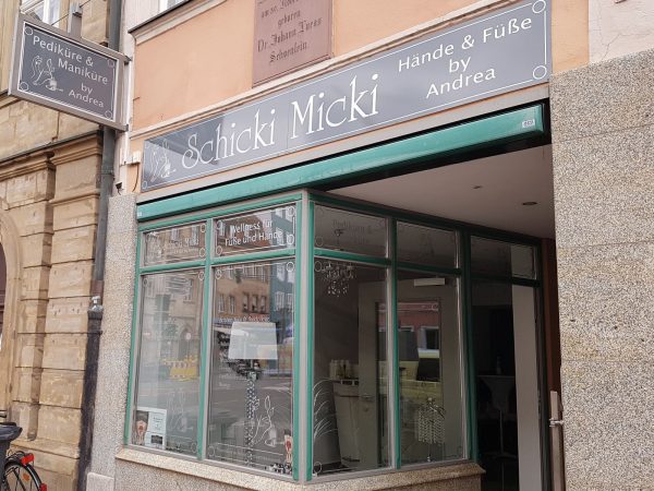 Raithel Werbetechnik und Textildruck - Schicki Micki - Bamberg - Schaufensterbeschriftung - Aluverbundmaterial mit geplotteter Hochleistungsfolie